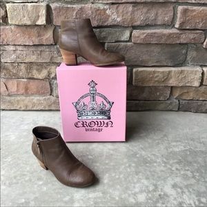 Crown Vintage Taupe Leather Ankle Boots  Size 7.5